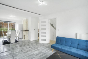 Spacious 3-Bed Home in Luton with Free Parking